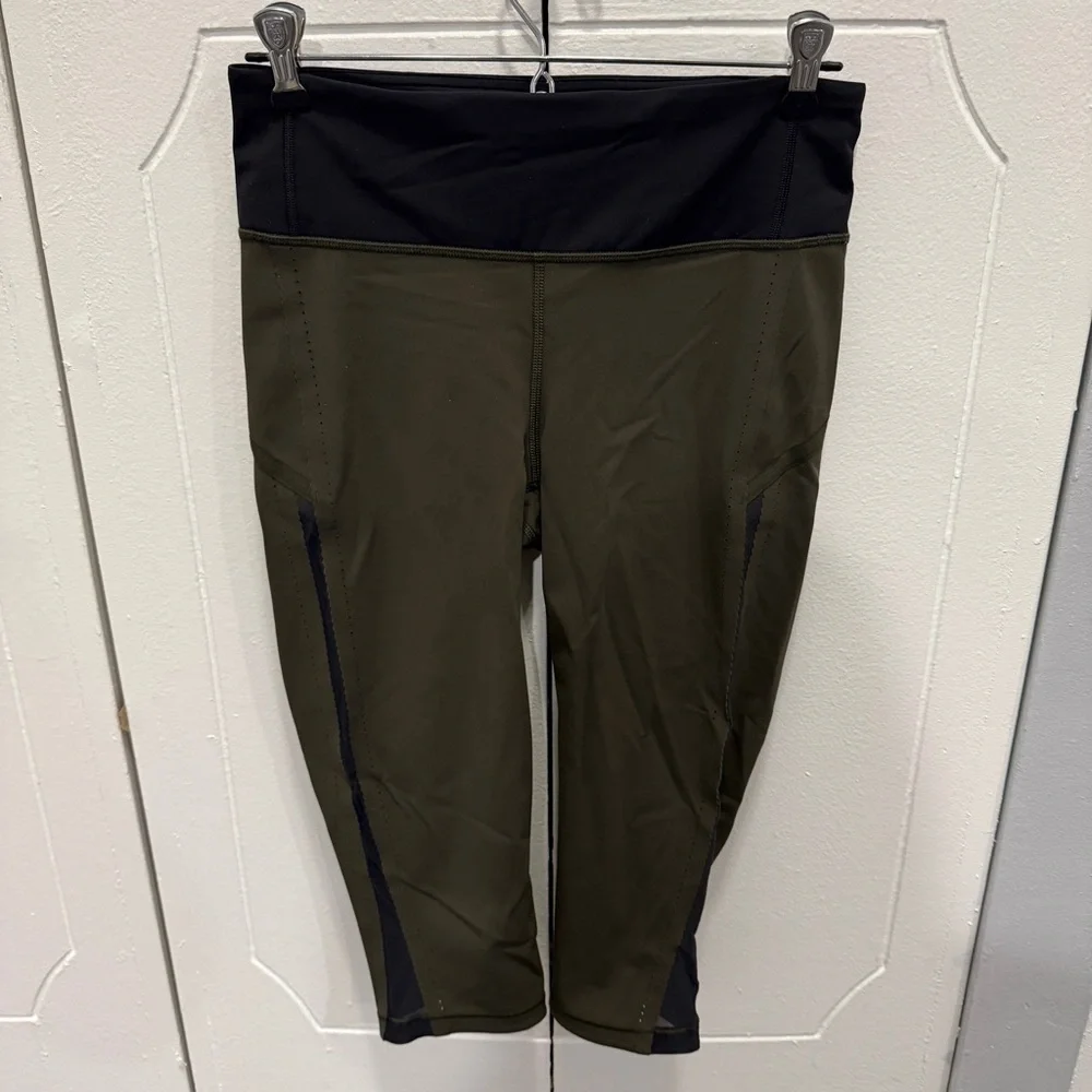 Lululemon Green and Black Smooth Stride Crop